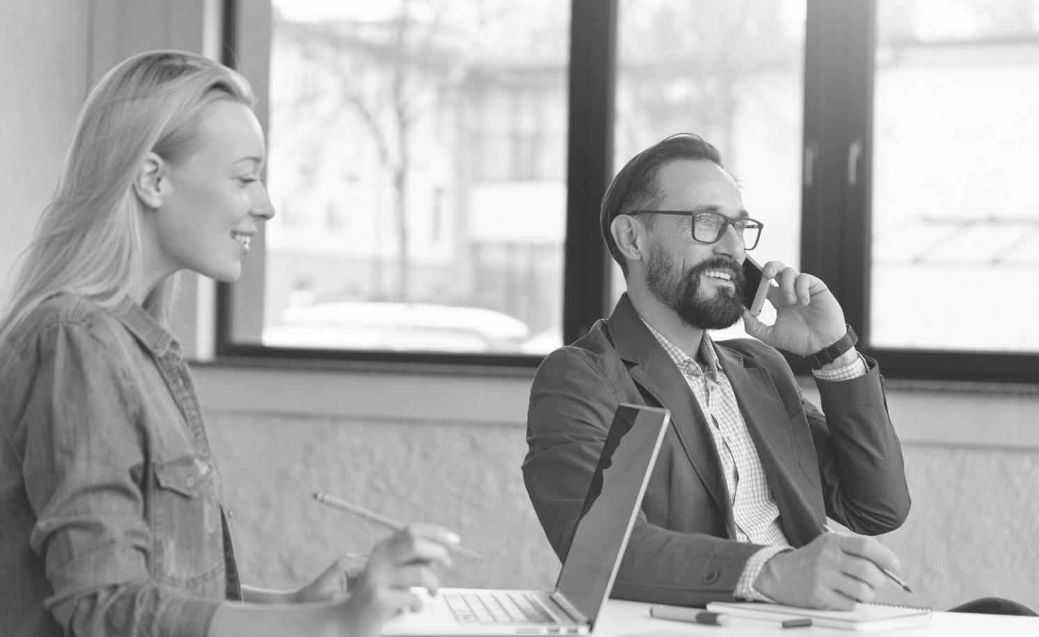Équipe d'analystes travaillant sur des stratégies d'investissement